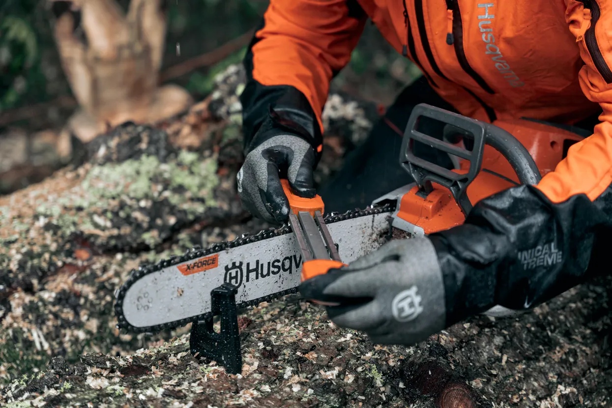 Pour l'achat d'une tronçonneuse de la série 400 ou 500 accompagnée de la chaîne X-CUT correspondante, vous recevez gratuitemen un Kit d’affutage Husqvarna X-CUT 2 en 1